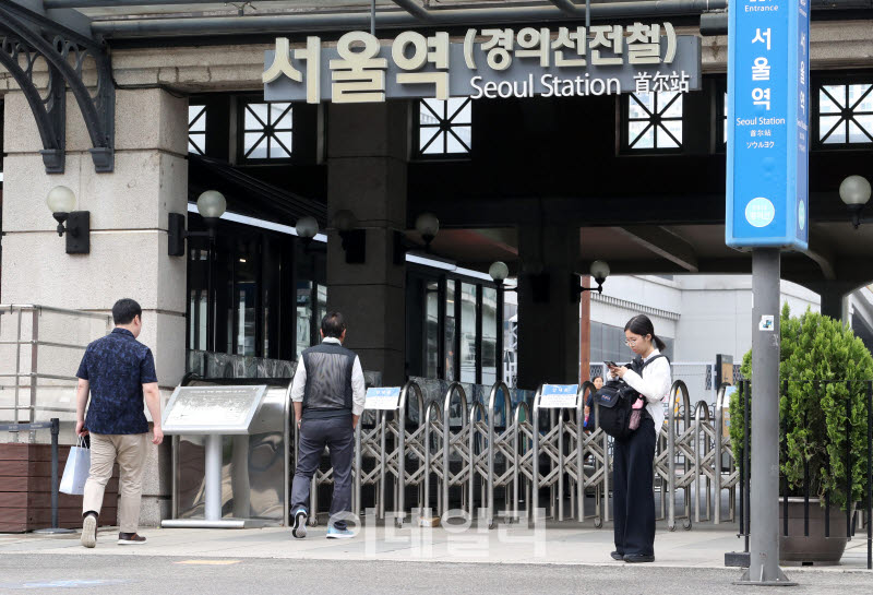  바리케이트 설치된 경의선 서울역출입구                                                                                                                                                            