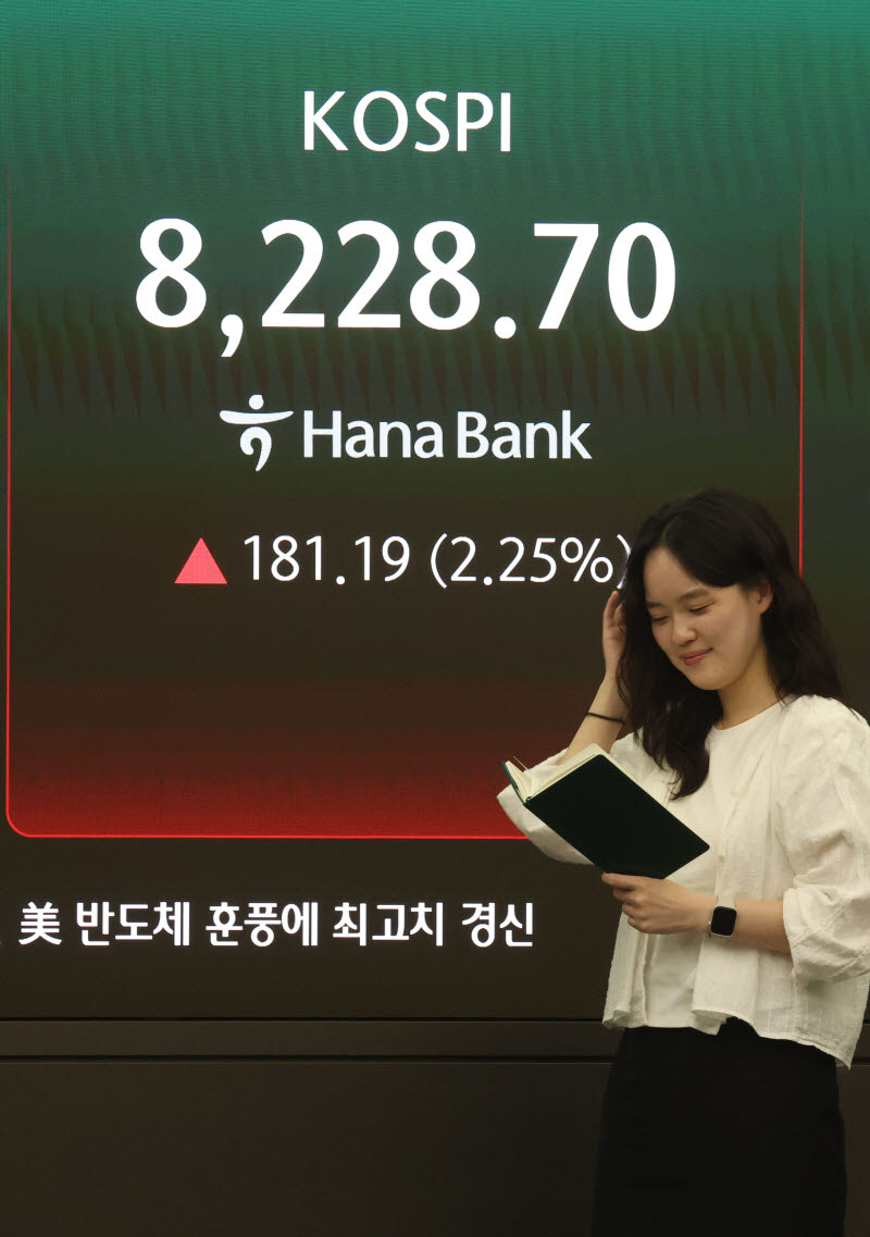 코스피 이틀 연속 사상 최고치 경신                                                                                                                                                                 