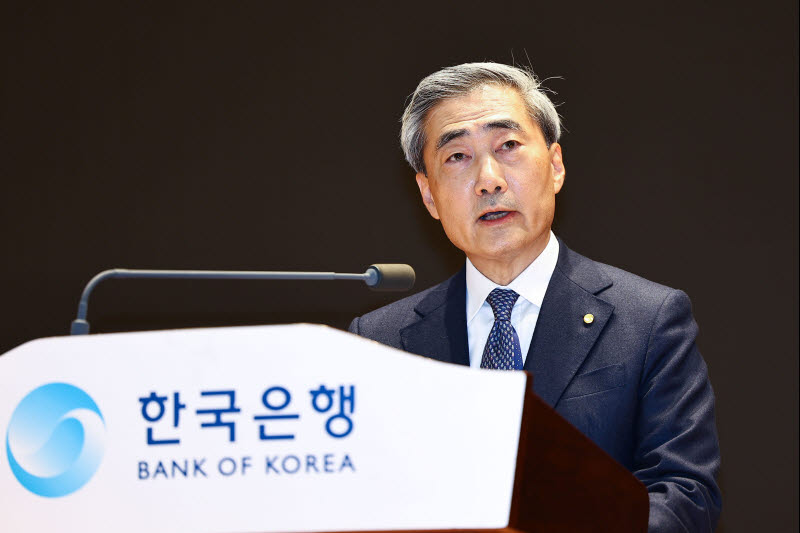 전쟁과 고유가·고환율에 ‘전략적 인내’…한은, 기준금리 8회 연속 동결(상보)