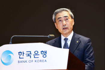 전쟁과 고유가·고환율에 ‘전략적 인내’…한은, 기준금리 8회 연속 동결(상보)