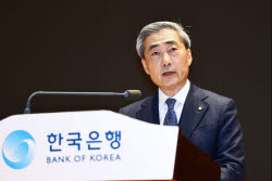 전쟁과 고유가·고환율에 ‘전략적 인내’…한은, 기준금리 8회 연속 동결(상보)