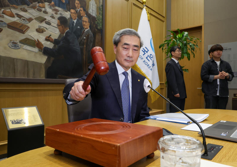 금통위 주재하는 신현송 한은 총재                                                                                                                                                                  