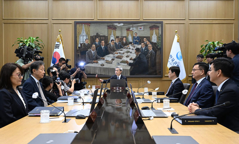 신현송 총재 첫 금통위, '기준금리 연 2.5% 유지'                                                                                                                                          