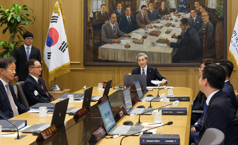 금통위 “반도체 중심 수출 호조…양호한 소비흐름"
