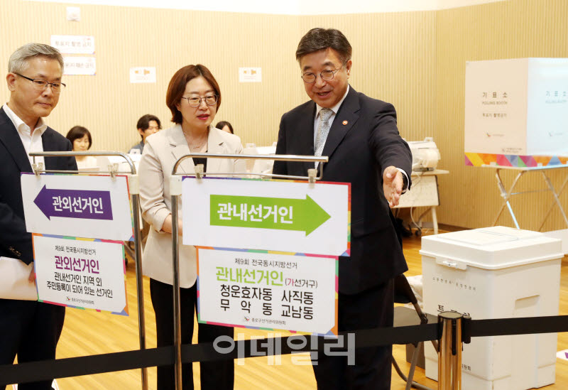  윤호중 행안부 장관, 사전투표소 점검                                                                                                                                                              