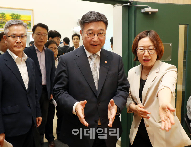  투표소 점검하는 윤호중 행안부 장관                                                                                                                                                               