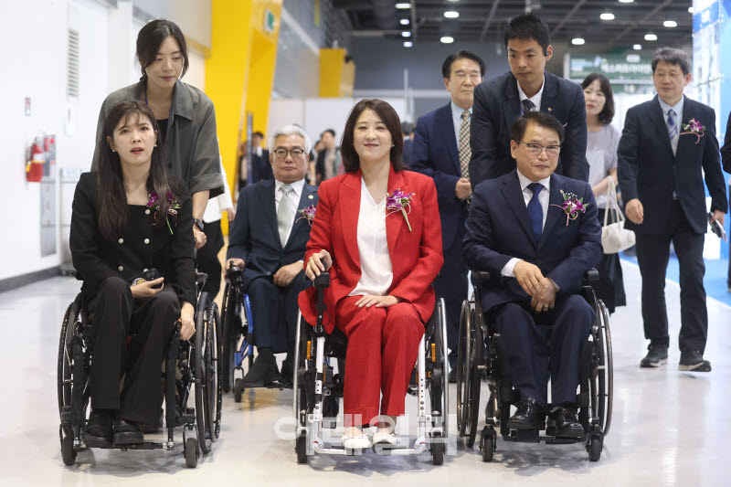 개회식으로 향하는 최보윤-이소희 의원-이종성 이사장                                                                                                                                                