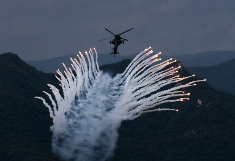 플레어 쏘는 AH-64E 아파치 공격헬기                                                                                                                                                                