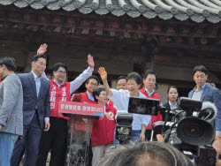 [르포]문경 찾은 박근혜 “우리 이철우에 힘 모아달라”…시민들 “우린 국힘이야”