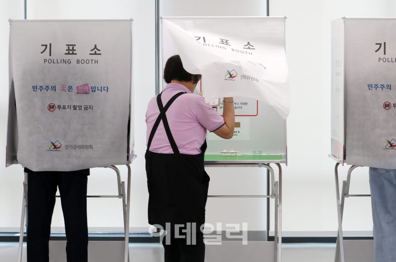  지선 사전투표하는 시민들                                                                                                                                                                         
