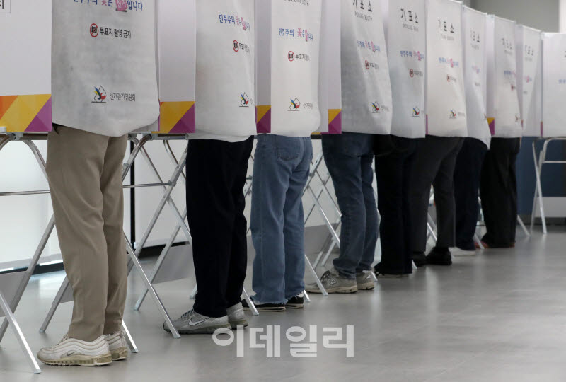  투표하는 시민들                                                                                                                                                                                  