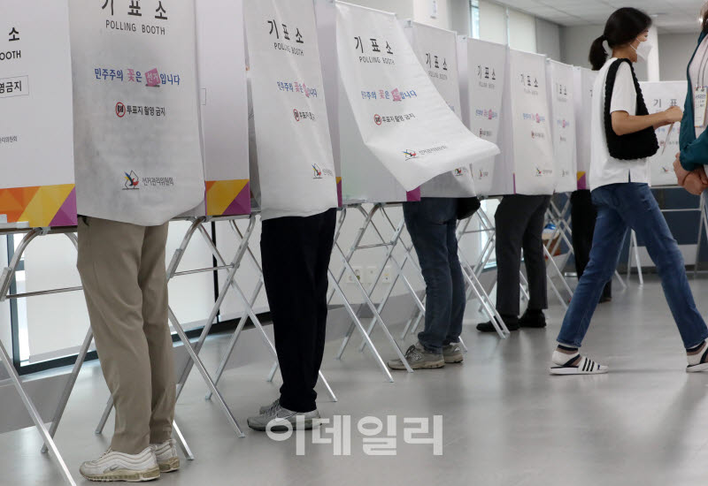  투표 참여하는 시민들                                                                                                                                                                             