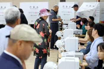 지선 사전투표율 낮 12시 16.48%…736만 명 투표 마쳐