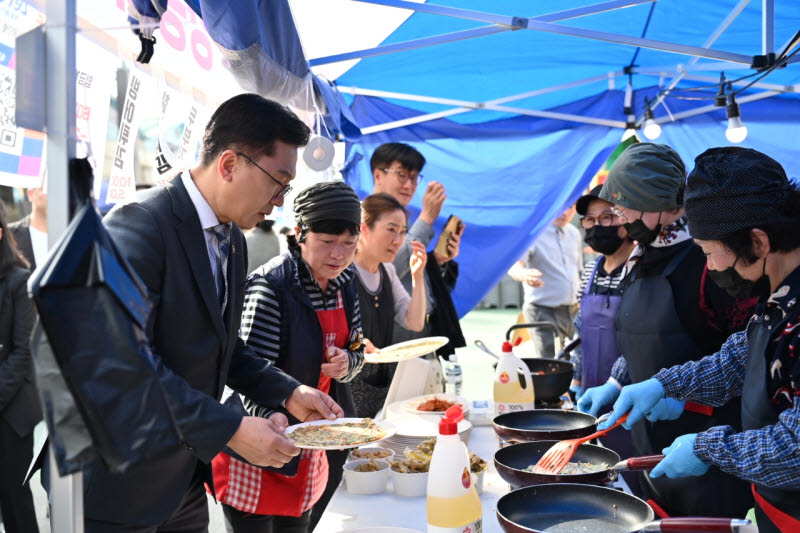 수제버거 축제 열고 외국인 500명 유치...지역상권 살린 동행축제 - 뉴스 썸네일 이미지