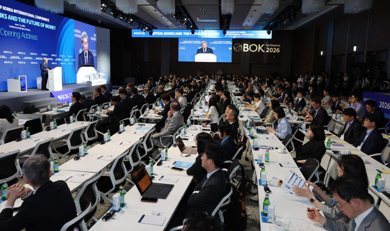 [포토]2026년 BOK 국제컨퍼런스 개회사하는 신현송 한국은행 총재