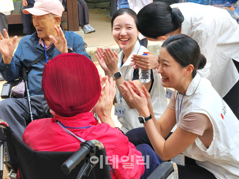 [포토] 에어프레미아 승무원, 어르신 나들이 봉사활동