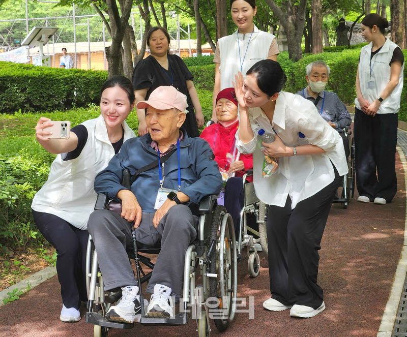 [포토] 어르신나들이 봉사하는 '에어프레미아 승무원'