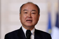 손정의 “AI 혁명, 닷컴 붐보다 50배 강해…조정 와도 기회”