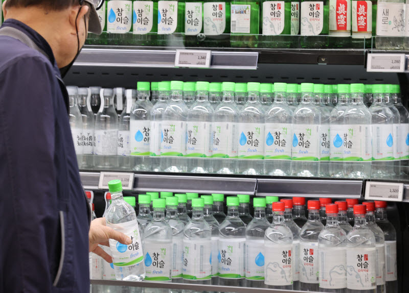 "부어라 마셔라 끝났다"…'술 권하는 한국' 주류 소비 역대 최저