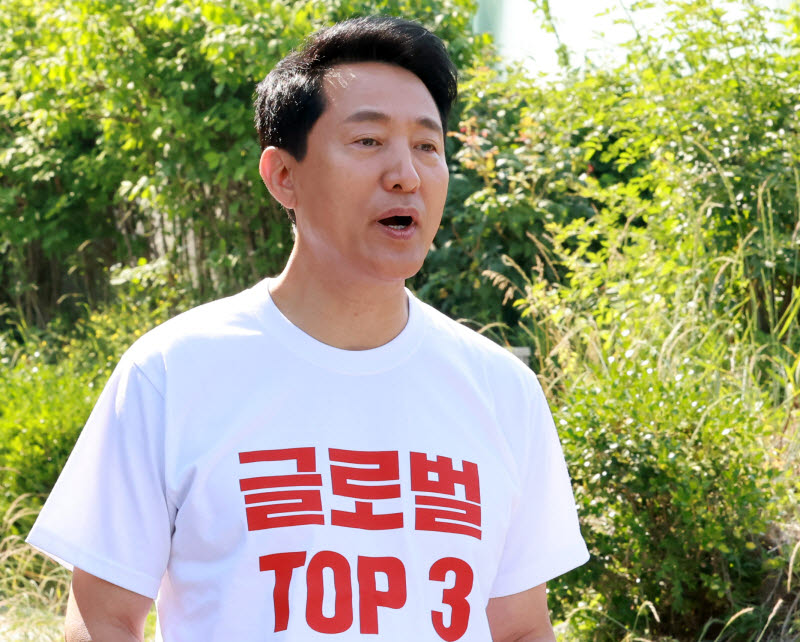 글로벌 TOP3 티셔츠 입은 오세훈 국민의힘 서울시장 후보                                                                                                                                             