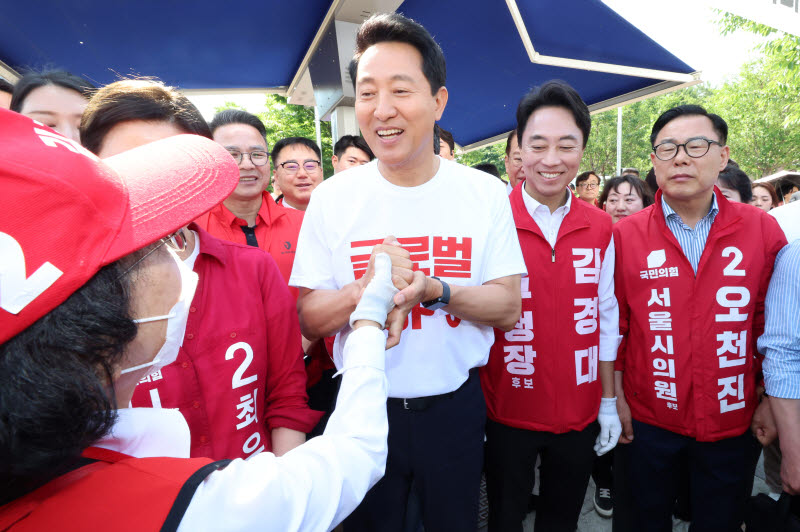 선거운동원들과 인사 나누는 오세훈 국민의힘 서울시장 후보                                                                                                                                          