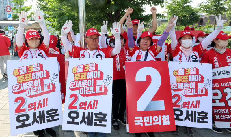 시민들에게 지지호소하는 오세훈 국민의힘 서울시장 후보 선거운동원들                                                                                                                                
