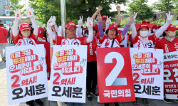 [포토]시민들에게 지지호소하는 오세훈 국민의힘 서울시장 후보 선거운동원들                                                                                                                                
