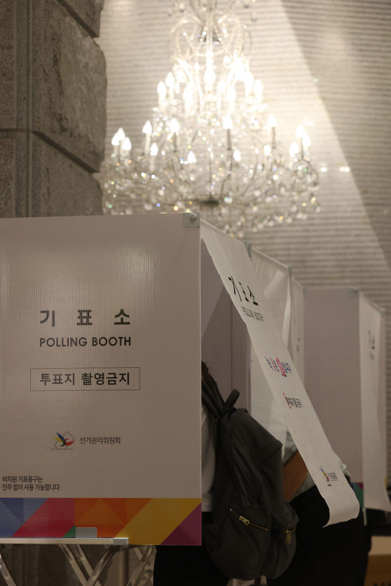 웨딩홀에 생긴 지방선거 투표소                                                                                                                                                                     