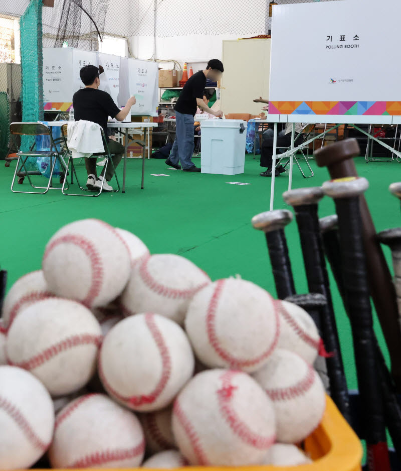 초등학교 야구연습장에 마련된 투표소                                                                                                                                                               