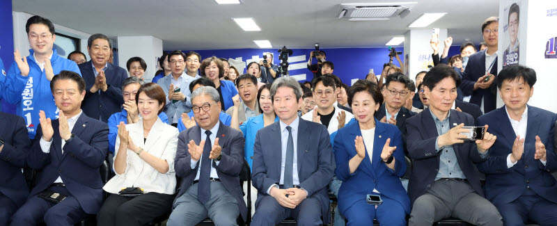 환호하는 정원오 더불어민주당 서울시장 후보 선거상황실                                                                                                                                             