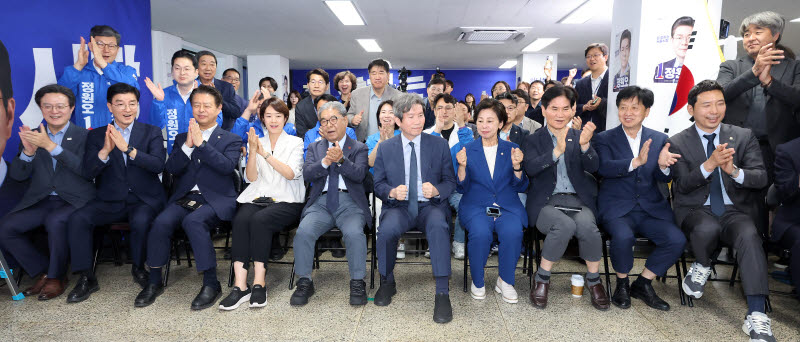 출구조사 결과에 환호하는 정원오 더불어민주당 서울시장 후보 선거상황실                                                                                                                             