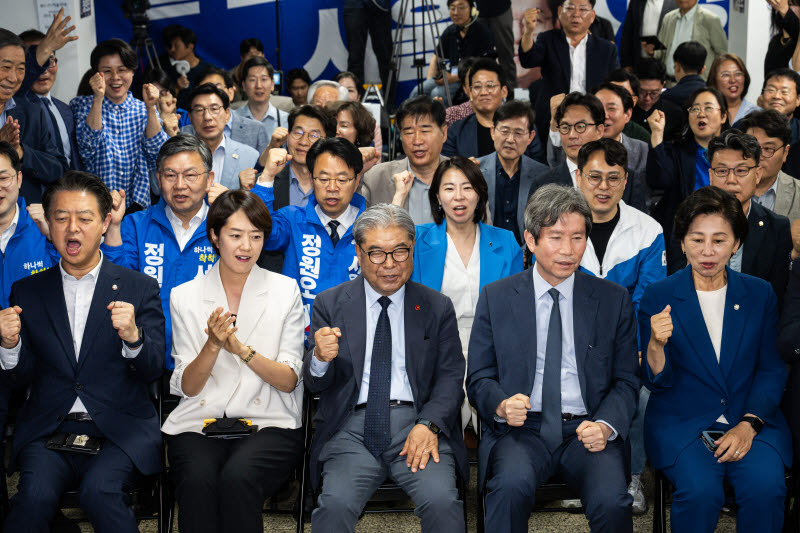 환호하는 정원오 선거상황실 관계자들                                                                                                                                                               
