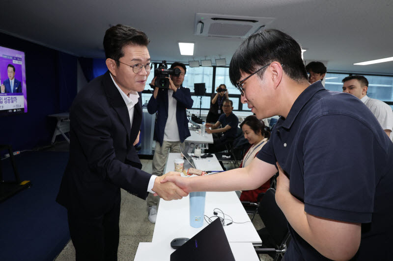 취재진과 인사 나누는 정원오 더불어민주당 서울시장 후보                                                                                                                                            