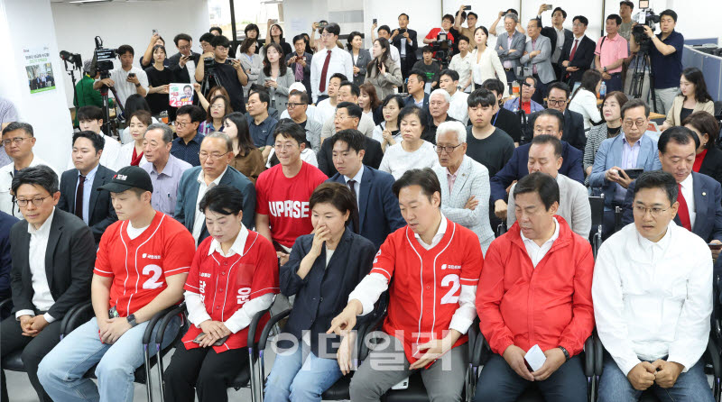 출구조사 시청한 국민의힘 서울시 선거상황실                                                                                                                                                        