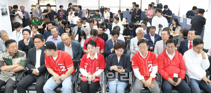 국민의힘 서울시장 선거상황실, 출구조사 시청                                                                                                                                                       