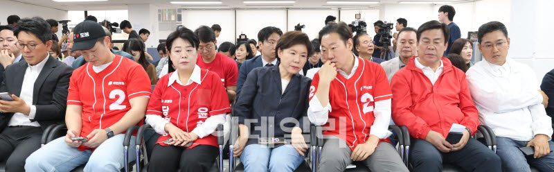 출구조사 시청한 국민의힘 서울시 공동선대위원장들                                                                                                                                                  