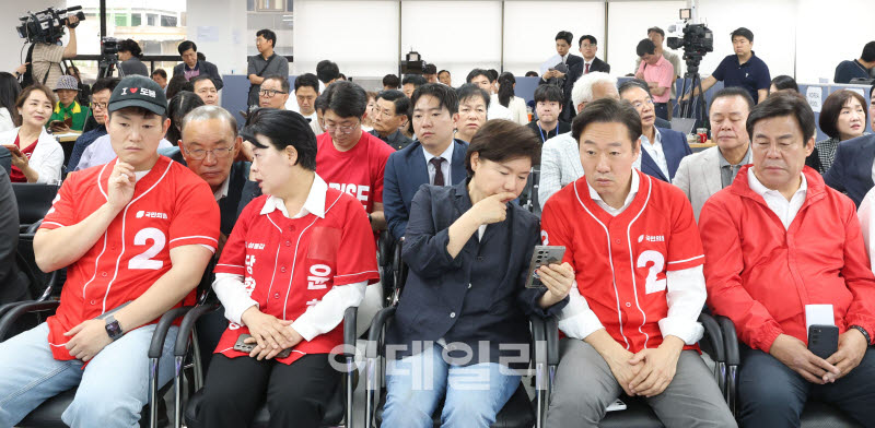 출구조사 시청한 국민의힘 서울시장 선거상황실                                                                                                                                                      