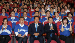 [포토]'출구조사 결과 지켜보는 정청래-한병도'                                                                                                                                                  
