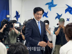 [6월 선거] 출구조사 앞서니 박수·환호 터진 평택을…조국 "최종 나올 때까지"