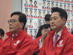 [6월 선거] 출구조사에 얼어붙은 국민의힘…말없이 퇴장한 장동혁