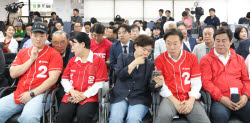 출구조사에 굳어버린 오세훈 캠프…환호 대신 탄식, TV만 응시[6월 선거]