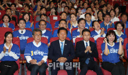 "점점 커지는 환호성" 들썩이는 與 상황실…정청래는 시종 무표정[6월선거]