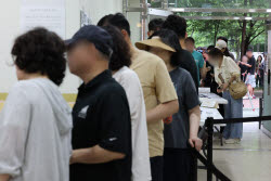 [포토] 송파구서 투표용지 부족.. 대기하는 유권자들                                                                                                                                                       