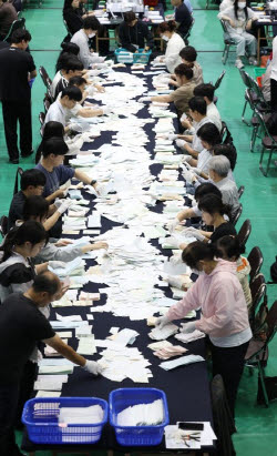 靑 "상황 엄정 주시…선관위 책임 있는 조치 다해야"[6월 선거]