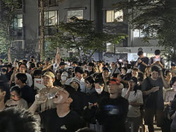 '투표지 부족' 사태 잠실7동 투표소, 시민 수백명 몰려 투표함 반출 대치 중
