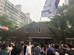 "부정선거"·"선관위 해체"…잠실7동 투표소 대치 여전, 투표함 반출 못해