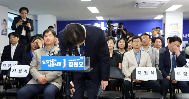 고개숙인 정원오 더불어민주당 서울시장 후보                                                                                                                                                        