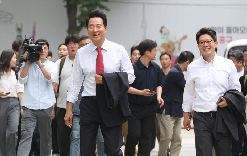 미소 지으며 시청으로 향하는 오세훈                                                                                                                                                                
