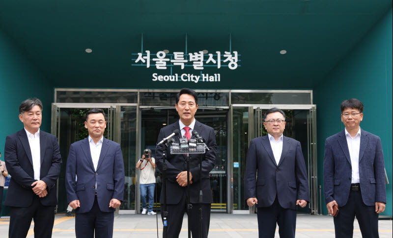 '서울시장 사상 첫 5선 성공' 오세훈, 시청 앞에서 인사말                                                                                                                                  
