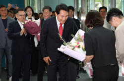 [포토]시청 직원들에게 꽃다발 받은 오세훈 서울시장 당선인                                                                                                                                                